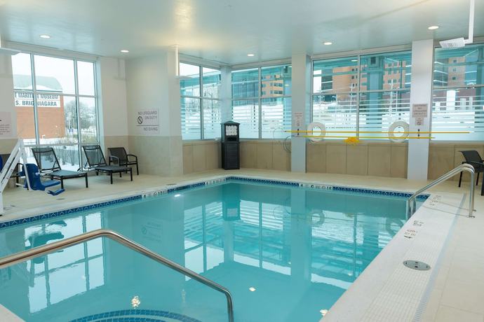 Imagen de la piscina del Hotel Hampton Inn and Suites Erie Bayfront. Foto 11