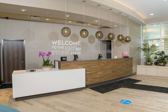 Imagen de los interiores del Hotel Hampton Inn and Suites Erie Bayfront. Foto 10