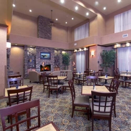 Imagen del bar/restaurante del Hotel Hampton Inn and Suites Farmington. Foto 4