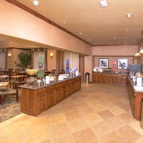Imagen del bar/restaurante del Hotel Hampton Inn and Suites Farmington. Foto 5