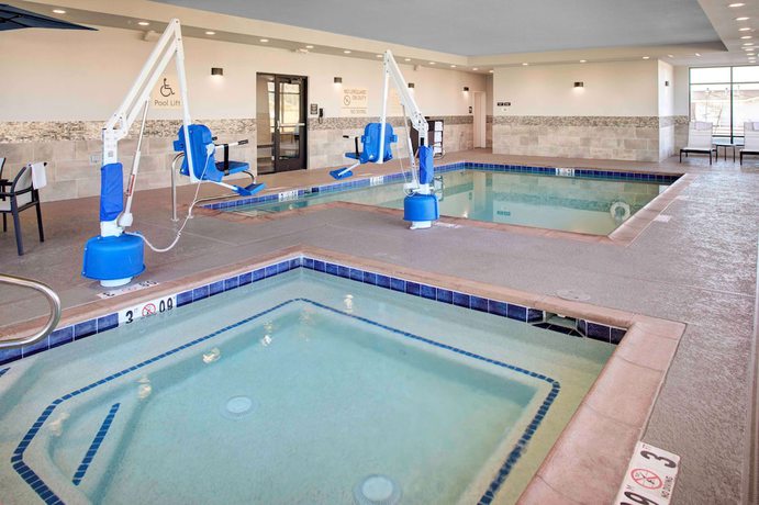 Imagen de la piscina del Hotel Hampton Inn and Suites Flagstaff East. Foto 19
