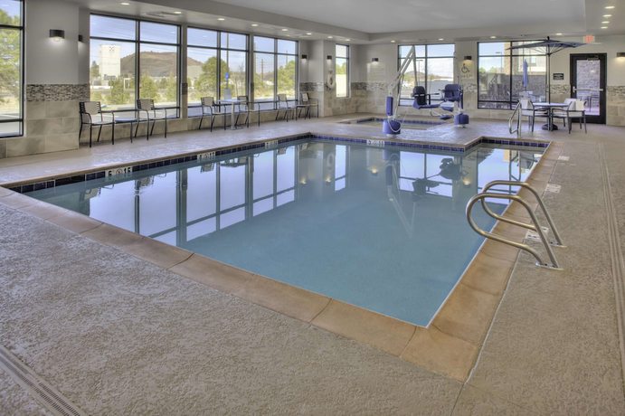 Imagen de la piscina del Hotel Hampton Inn and Suites Flagstaff East. Foto 20
