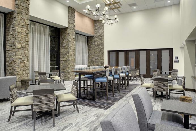 Imagen del bar/restaurante del Hotel Hampton Inn and Suites Flagstaff East. Foto 3
