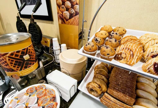 Imagen del bar/restaurante del Hotel Hampton Inn and Suites Fort Myers - Colonial Blvd. Foto 3