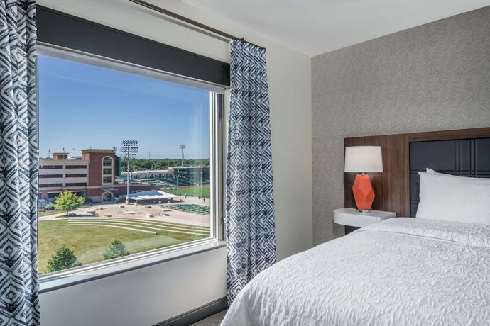 Imagen de la habitación del Hotel Hampton Inn and Suites Fort Wayne Downtown. Foto 4