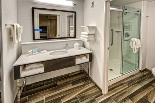 Imagen de la habitación del Hotel Hampton Inn and Suites Franklin Berry Farms. Foto 6