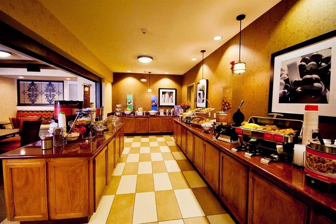 Imagen del bar/restaurante del Hotel Hampton Inn and Suites Fresno. Foto 2