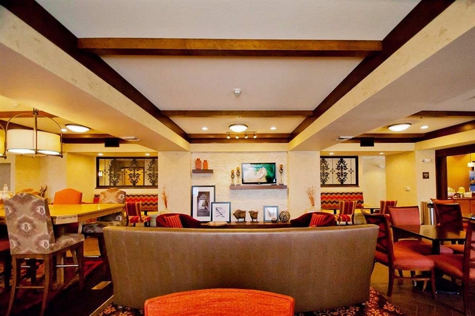 Imagen del bar/restaurante del Hotel Hampton Inn and Suites Fresno. Foto 4