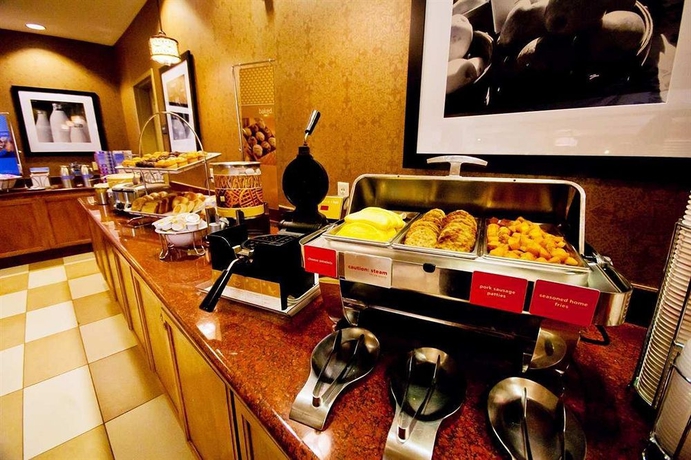 Imagen del bar/restaurante del Hotel Hampton Inn and Suites Fresno. Foto 5