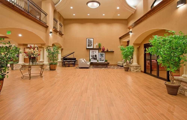 Imagen de los interiores del Hotel Hampton Inn and Suites Hemet. Foto 11