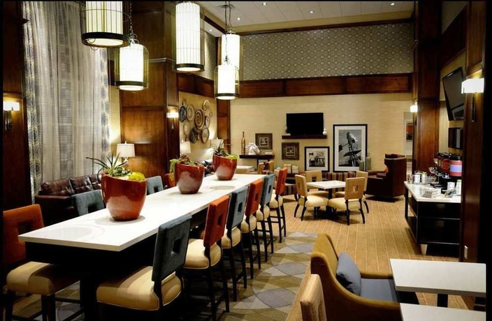 Imagen del bar/restaurante del Hotel Hampton Inn and Suites Houston Heights I-10. Foto 7