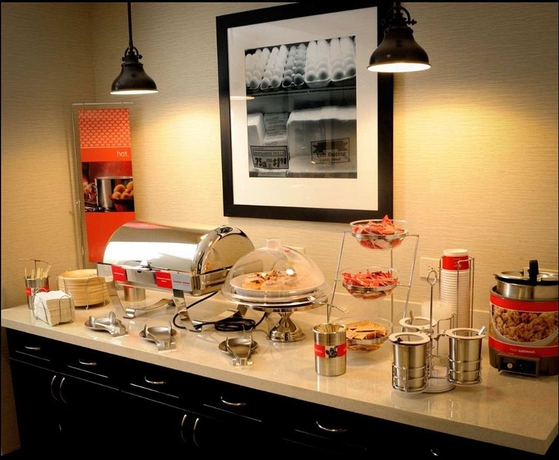 Imagen del bar/restaurante del Hotel Hampton Inn and Suites Houston Heights I-10. Foto 9