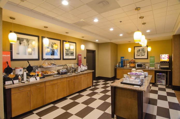Imagen del bar/restaurante del Hotel Hampton Inn and Suites Houston North Iah. Foto 2
