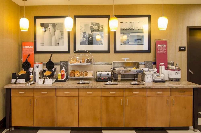 Imagen del bar/restaurante del Hotel Hampton Inn and Suites Houston North Iah. Foto 3