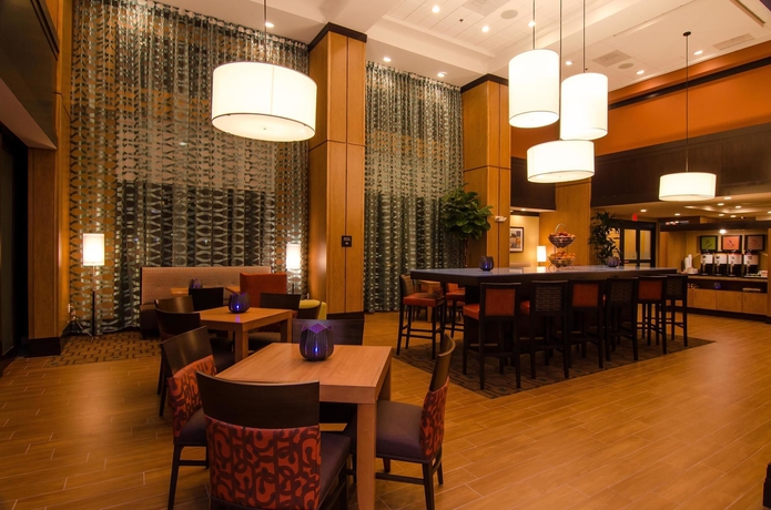 Imagen del bar/restaurante del Hotel Hampton Inn and Suites Houston North Iah. Foto 4