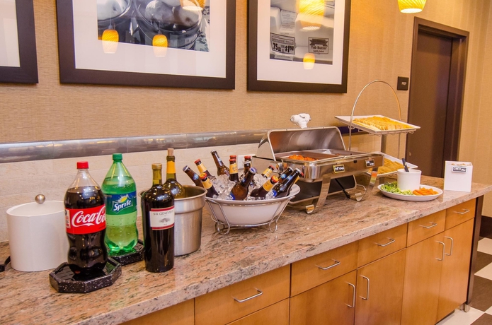 Imagen del bar/restaurante del Hotel Hampton Inn and Suites Houston North Iah. Foto 5