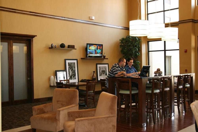 Imagen de los interiores del Hotel Hampton Inn and Suites Houston-cypress Station. Foto 5