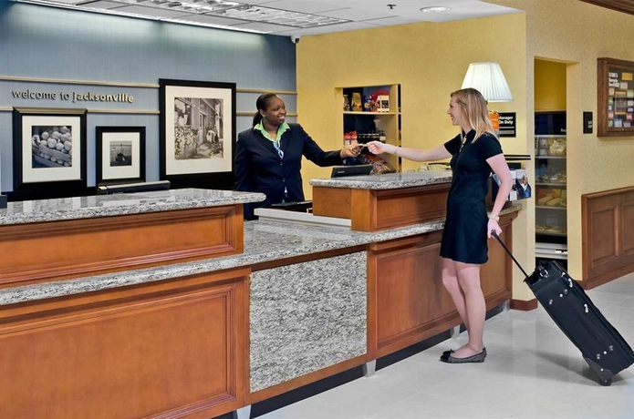 Imagen de los interiores del Hotel Hampton Inn and Suites Jacksonville Deerwood Park. Foto 8