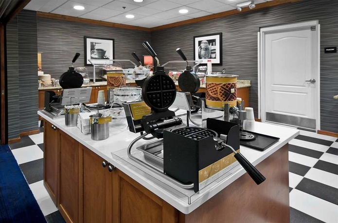 Imagen del bar/restaurante del Hotel Hampton Inn and Suites Jacksonville Deerwood Park. Foto 2