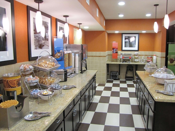 Imagen del bar/restaurante del Hotel Hampton Inn and Suites Jamestown, Nd. Foto 3