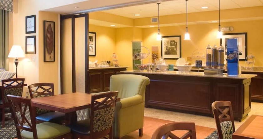 Imagen del bar/restaurante del Hotel Hampton Inn and Suites Lake Wales. Foto 2