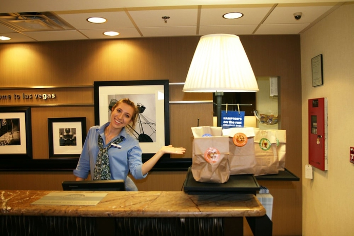 Imagen de los interiores del Hotel Hampton Inn and Suites Las Vegas Airport. Foto 19