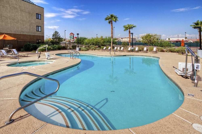Imagen de la piscina del Hotel Hampton Inn and Suites Las Vegas-henderson. Foto 13