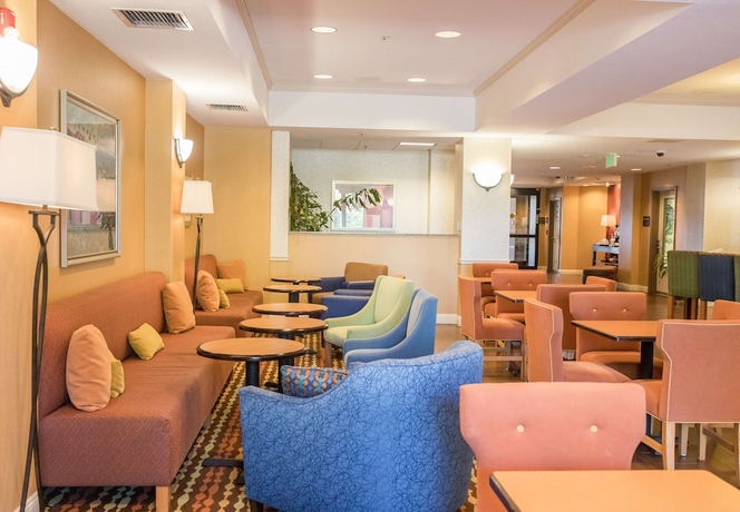 Imagen de los interiores del Hotel Hampton Inn and Suites Lathrop. Foto 16