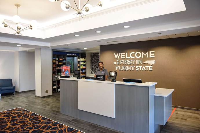 Imagen de los interiores del Hotel Hampton Inn and Suites Lenoir. Foto 16