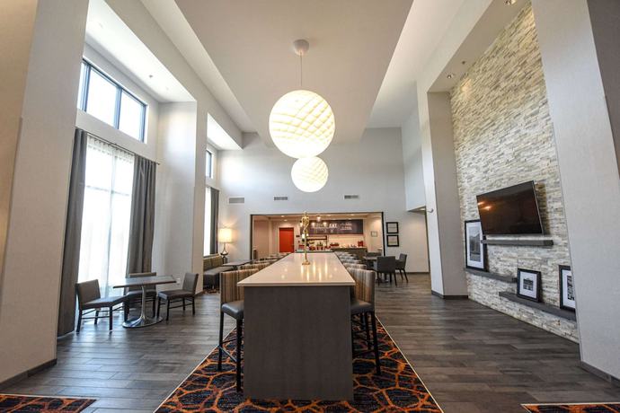 Imagen de los interiores del Hotel Hampton Inn and Suites Lenoir. Foto 17