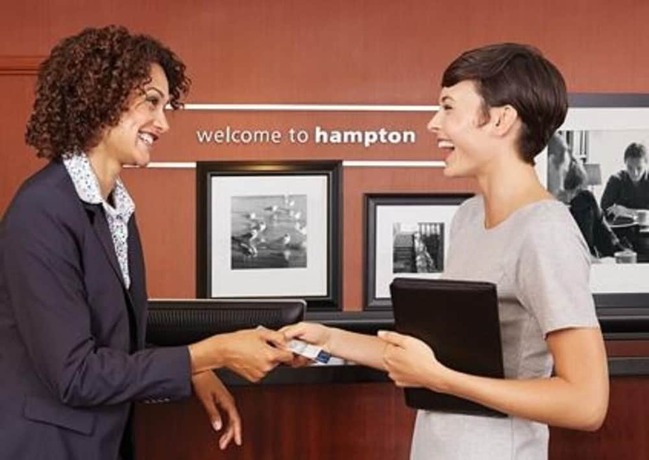 Imagen de los interiores del Hotel Hampton Inn and Suites Lenoir. Foto 18