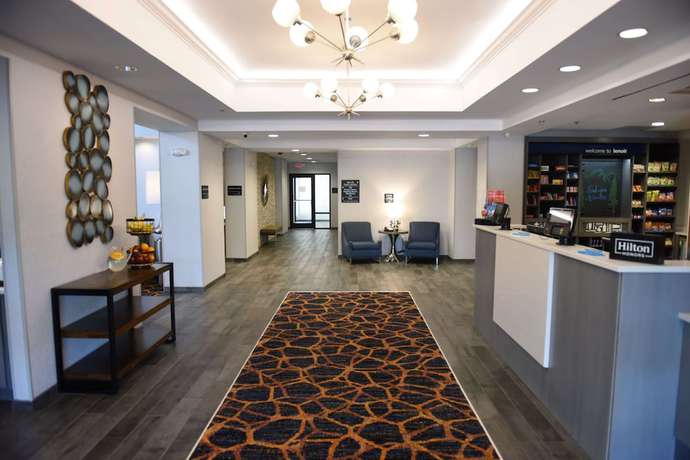 Imagen de los interiores del Hotel Hampton Inn and Suites Lenoir. Foto 19