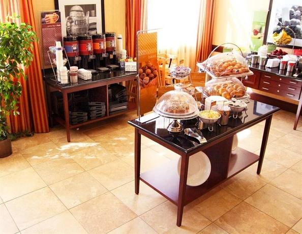 Imagen del bar/restaurante del Hotel Hampton Inn and Suites Los Angeles Burbank Airport. Foto 3