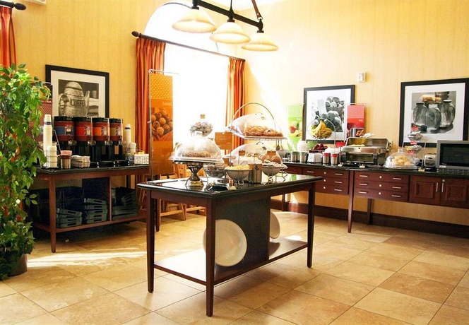 Imagen del bar/restaurante del Hotel Hampton Inn and Suites Los Angeles Burbank Airport. Foto 4