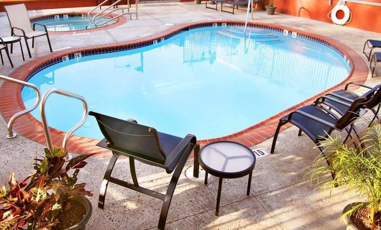 Imagen de la piscina del Hotel Hampton Inn and Suites Los Angeles Burbank Airport. Foto 15