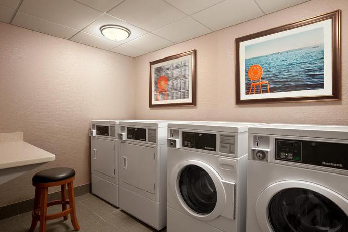 Imagen de los interiores del Hotel Hampton Inn and Suites Madison / Downtown. Foto 13