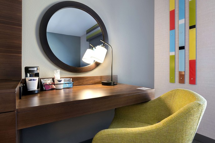 Imagen de la habitación del Hotel Hampton Inn and Suites Marina. Foto 2