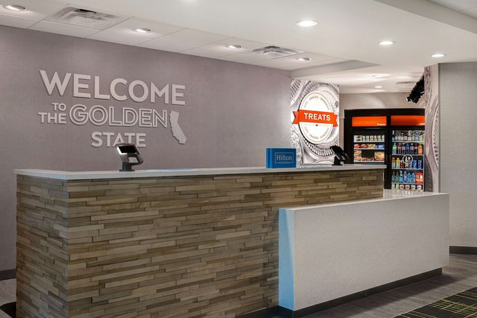 Imagen de los interiores del Hotel Hampton Inn and Suites Marina. Foto 13