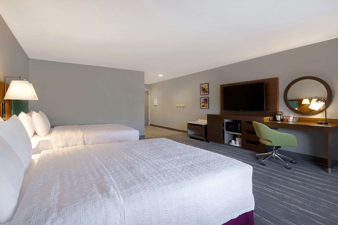 Imagen de la habitación del Hotel Hampton Inn and Suites Marina. Foto 3