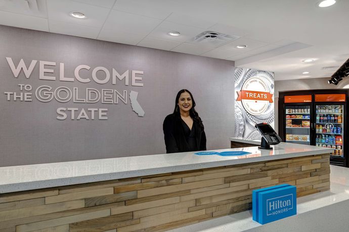 Imagen de los interiores del Hotel Hampton Inn and Suites Marina. Foto 14