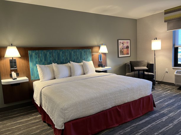 Imagen de la habitación del Hotel Hampton Inn and Suites Marina. Foto 8