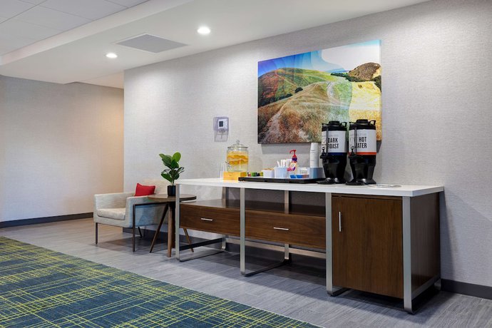 Imagen de los interiores del Hotel Hampton Inn and Suites Marina. Foto 16
