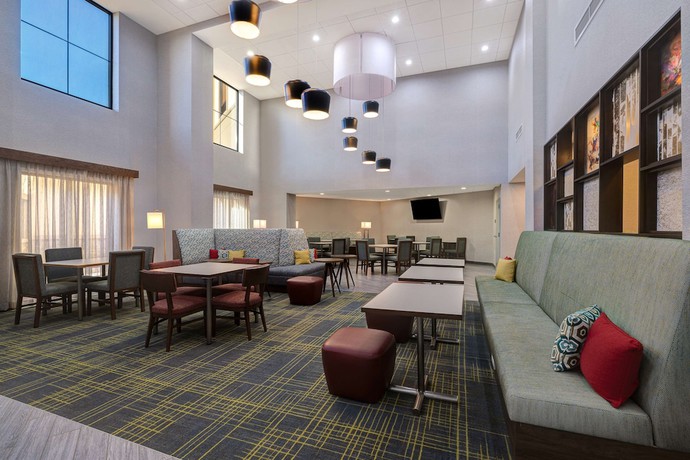 Imagen de los interiores del Hotel Hampton Inn and Suites Marina. Foto 17