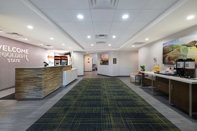 Imagen de los interiores del Hotel Hampton Inn and Suites Marina. Foto 18