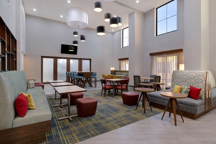 Imagen de los interiores del Hotel Hampton Inn and Suites Marina. Foto 19