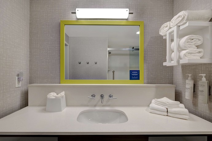 Imagen de la habitación del Hotel Hampton Inn and Suites Marina. Foto 11