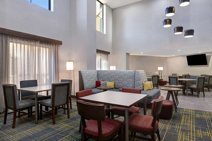 Imagen de los interiores del Hotel Hampton Inn and Suites Marina. Foto 20