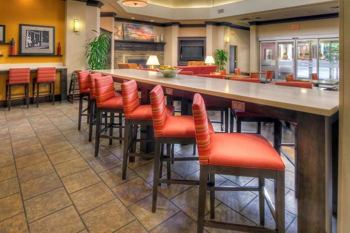 Imagen del bar/restaurante del Hotel Hampton Inn and Suites Memphis-beale Street. Foto 2