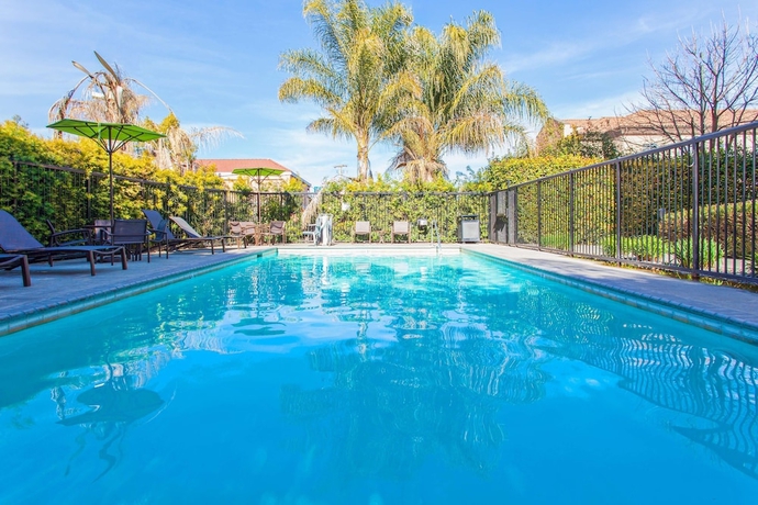 Imagen de la piscina del Hotel Hampton Inn and Suites Merced. Foto 19