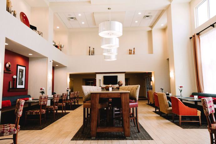 Imagen de los interiores del Hotel Hampton Inn and Suites Minot Airport. Foto 15